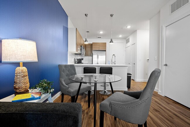 Building Photo - 2425 E Riverside Dr