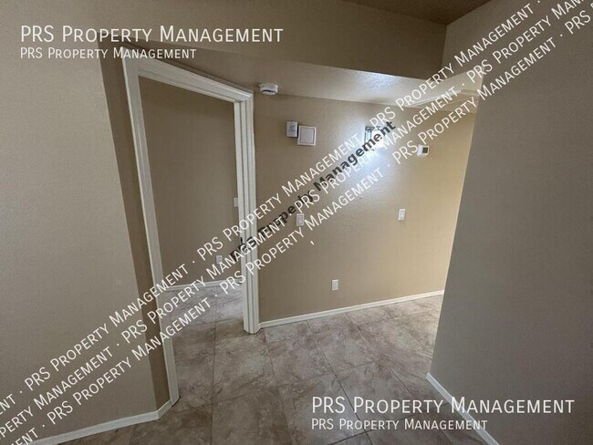 Building Photo - 551 S Lesueur