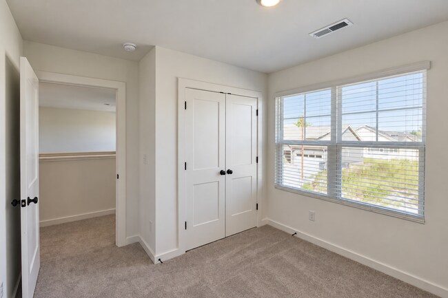 Building Photo - 1614 Links Dr