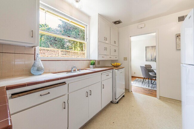 Building Photo - 1994 Menalto Ave