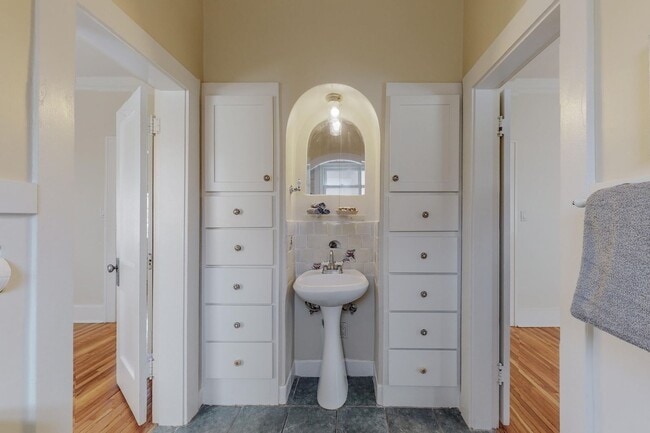 Building Photo - 1610 Las Lomas Rd NE