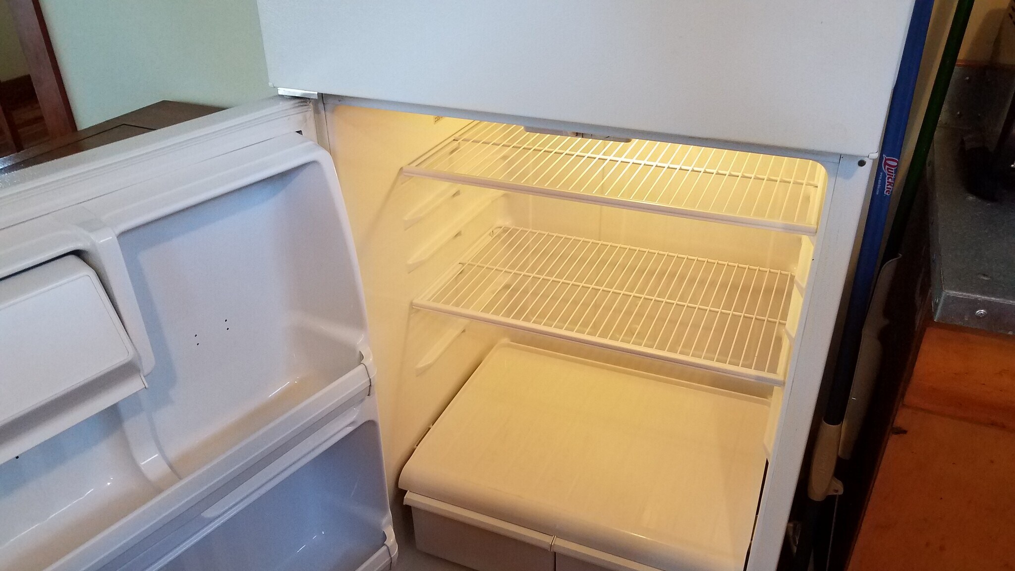 full size fridge w/freezer - 3733 N Michigan Ave