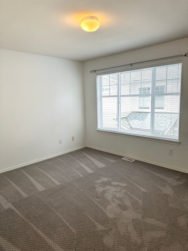 Building Photo - Great Crown Hill Townhouse Near Carkeek Pa...