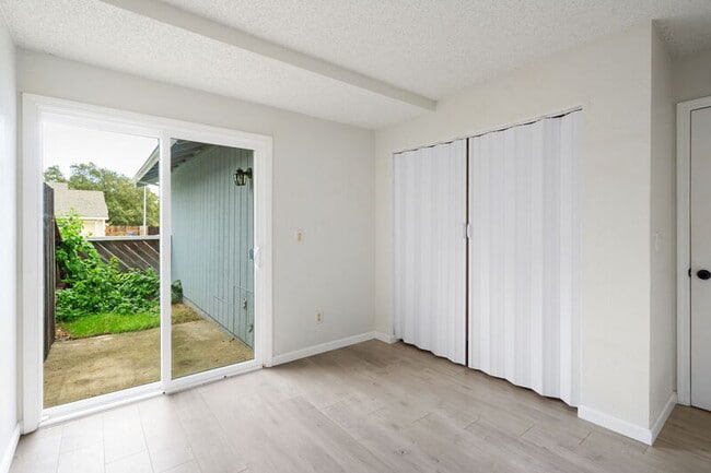 Building Photo - 9417 Aizenberg Cir