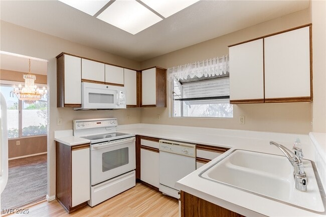 Building Photo - 8632 Desert Holly Dr
