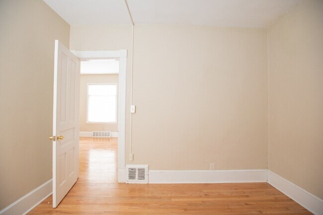 Building Photo - 2429 N Farwell Ave