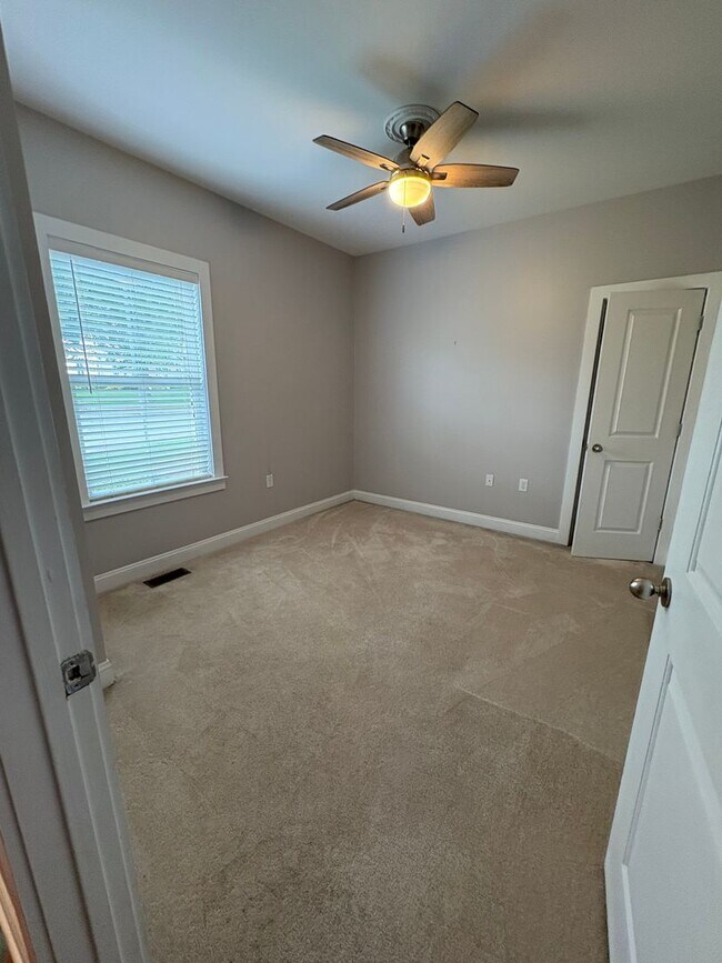 Building Photo - 3 Bedroom 2 Bath home  a few minutes from ...