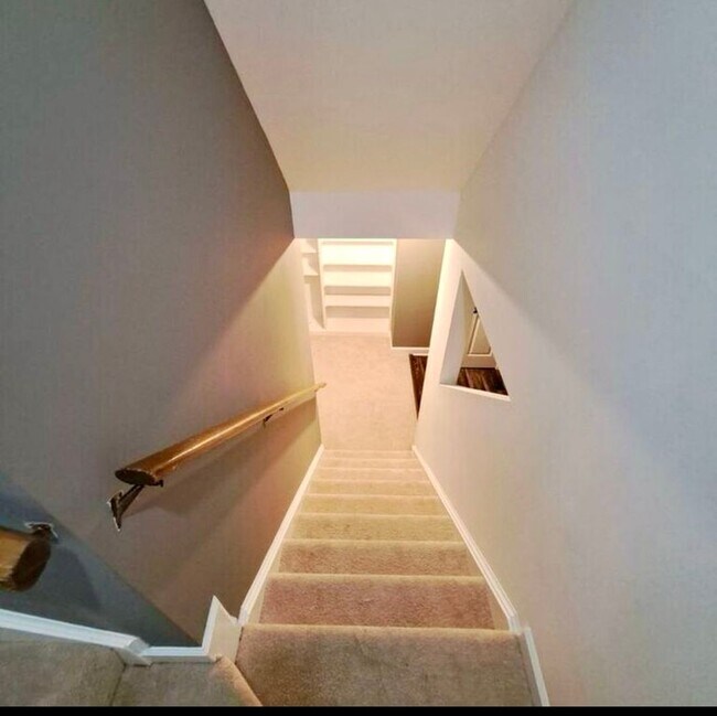 Building Photo - Amazing 5 BR/3.5 BA Single-Family Home in ...