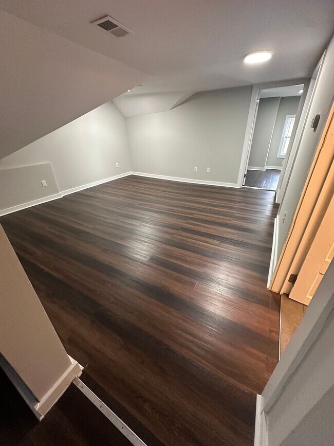 Building Photo - 146 W Lexington Ave