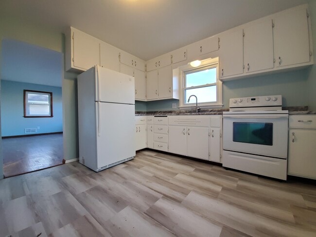 Building Photo - 2004-16 1/2 16 1/2 St NW