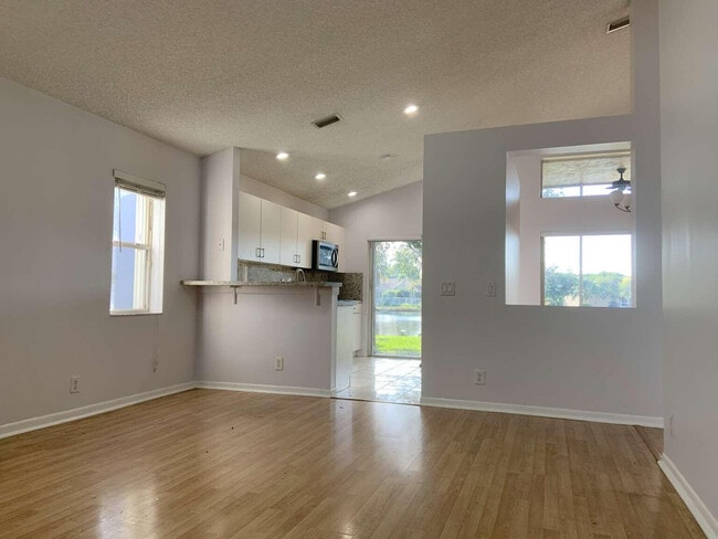 Building Photo - 856 Stanton Dr