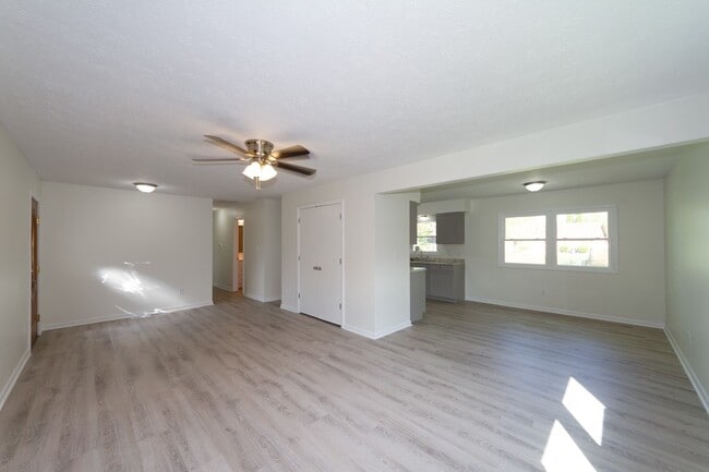 Building Photo - Updated 3 bedroom 1.5 bath home in desirab...