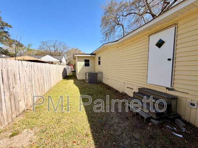 Building Photo - 3911 Persimmon St