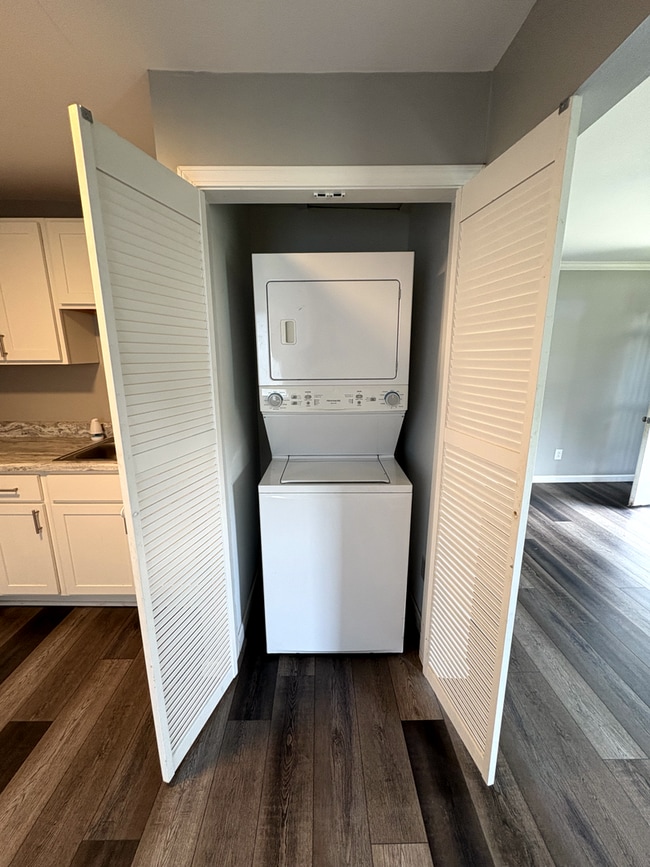 Building Photo - Fully Remodeled 2 Bed, 1 Bath Home
