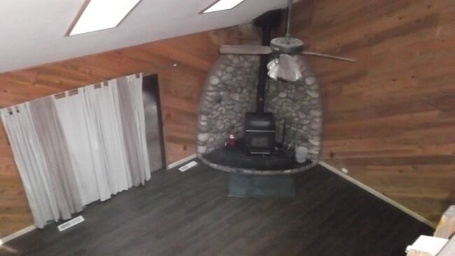 Building Photo - Fabulous 3 bedroom home near Jenkinson Lake.