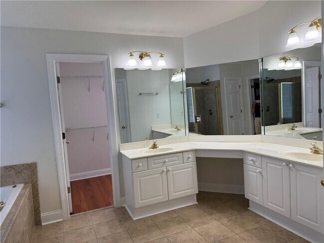Building Photo - 4913 Green Pointe Way NE