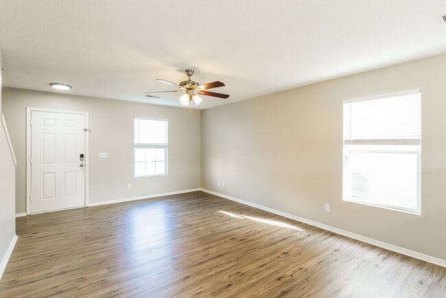 Building Photo - 2803 Creekbend Dr