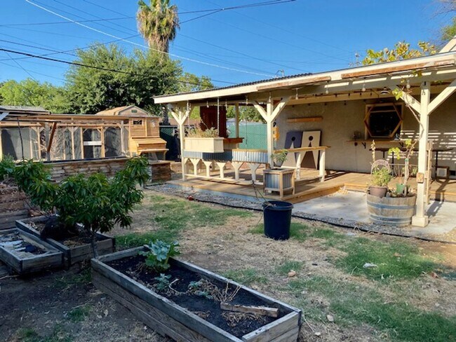 Building Photo - $2,050 Charming 2 Bedroom Home with beauti...