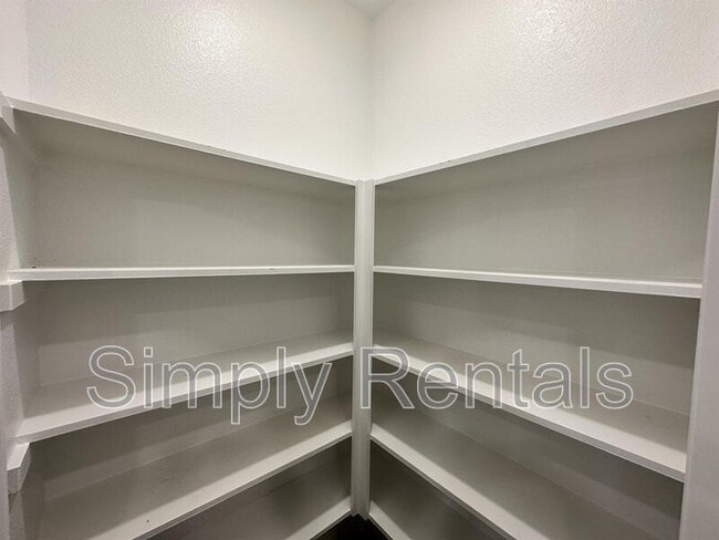 Building Photo - Ashwood Dr 7817