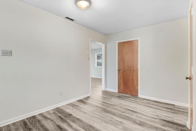 Building Photo - 2 BR | 1 BA Apartment - Scott Hills Apts in Goldsboro *Trash/Water/Lawn Care Included*
