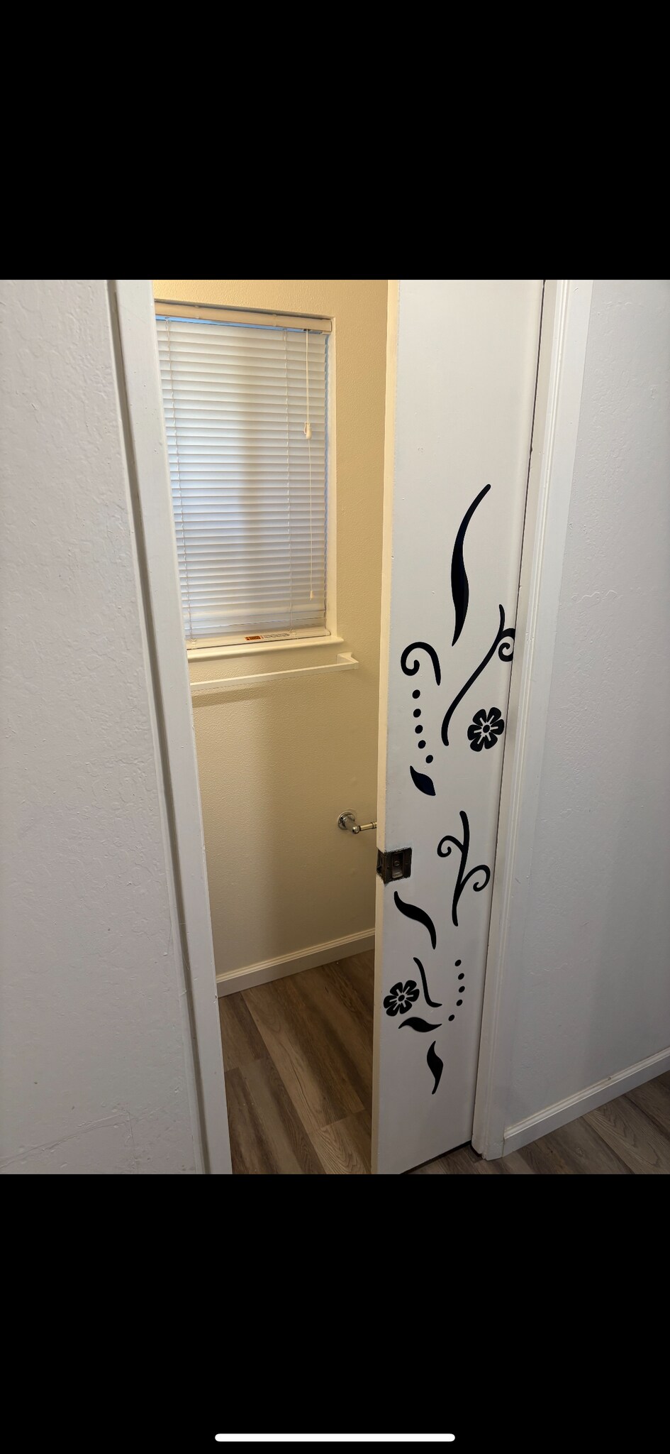 Half bathroom - 303 Roundtree Ct