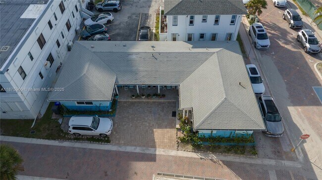 Building Photo - 3220 N Surf Rd