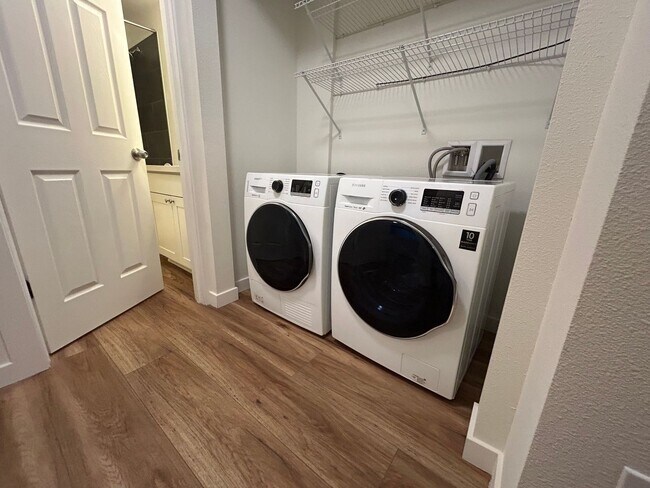 Building Photo - Updated 2bed/1bath Apartment in Prime Redmond Location!