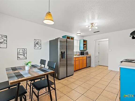 Building Photo - 2011 Agate Dr