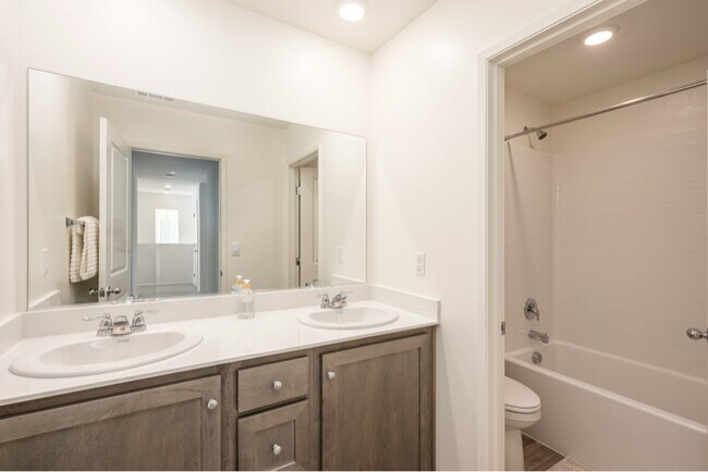 Building Photo - 28650 New Yorker Ln