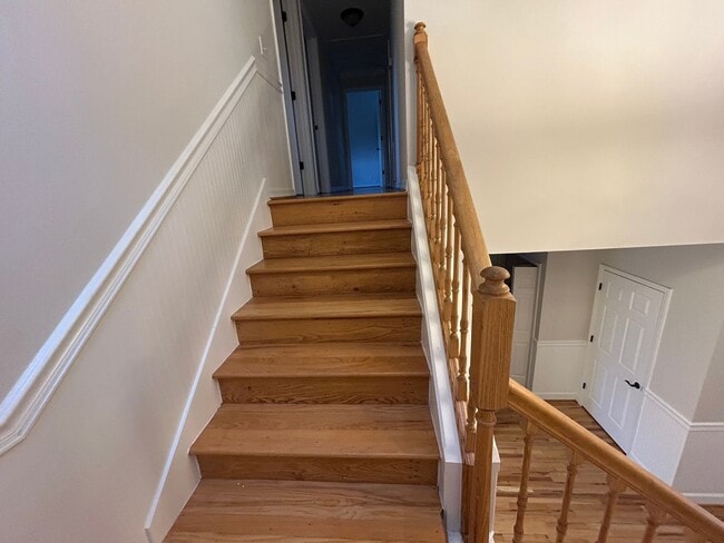 Building Photo - Spacious and Perfectly located 4/2 home in...