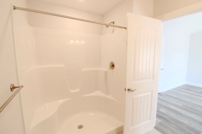 Building Photo - Stylish and Spacious Townhome Near Sentara...