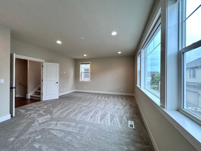 Building Photo - Incredibly Large 4 Bed 2.5 Bath Charmer!
