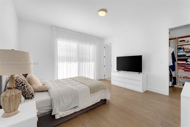 Building Photo - 16703 Botaniko Dr S