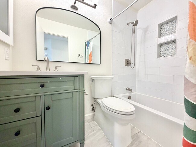 Building Photo - Cul-de-Sac 3 Bedroom 2 Bathroom Home with SOLAR, 3-Car Garage & LARGE Backyard