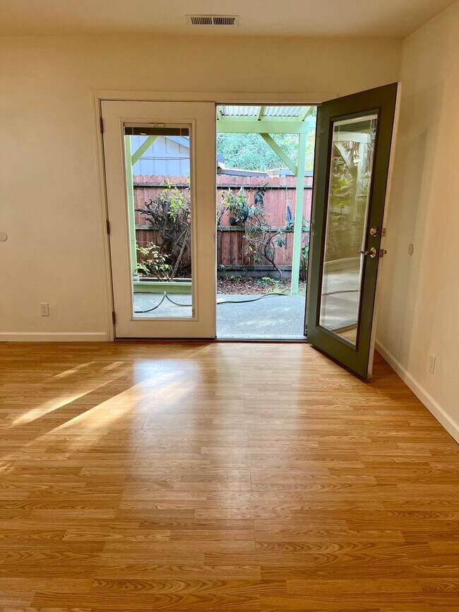 Building Photo - 3062 Girard Ct
