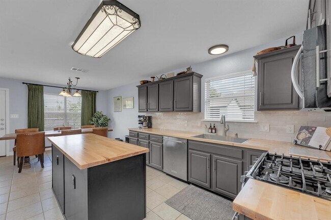 Building Photo - 1410 Sherry Dr