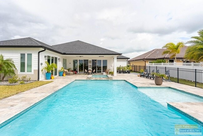 Building Photo - 100 Torrey Pines Dr