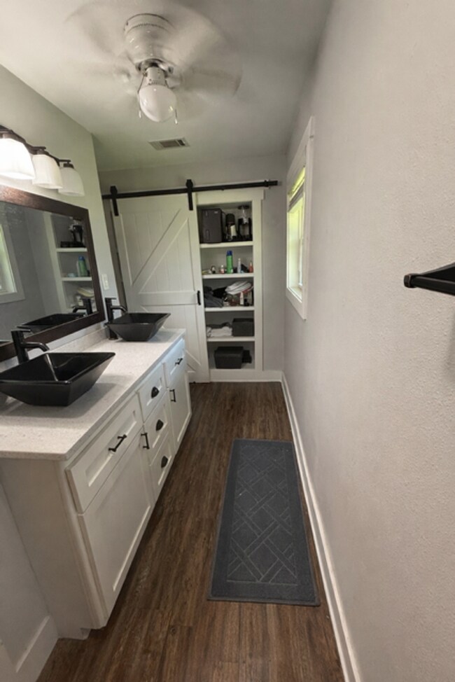 Building Photo - 902 N Texas St