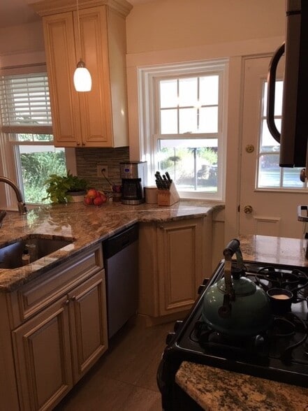 Kitchen w/Dishwasher - 1178 Elm Avenue