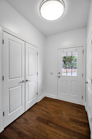 Building Photo - 5849 Broadway, 8