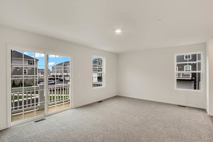 Building Photo - 370 Bridgeview Ct