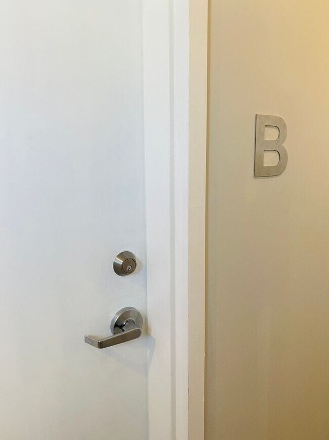 Building Photo - 3001 W Cary St