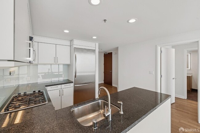 Building Photo - 301 Main St