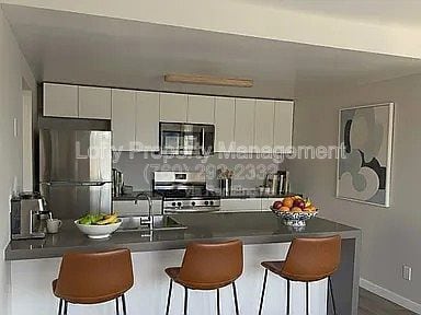 Building Photo - 345 N Melrose Dr