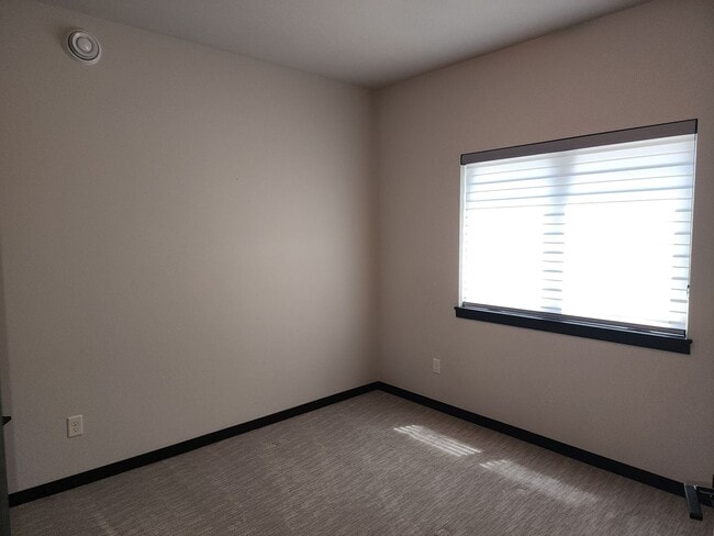 Building Photo - Three bedroom two bath w/ triple garage