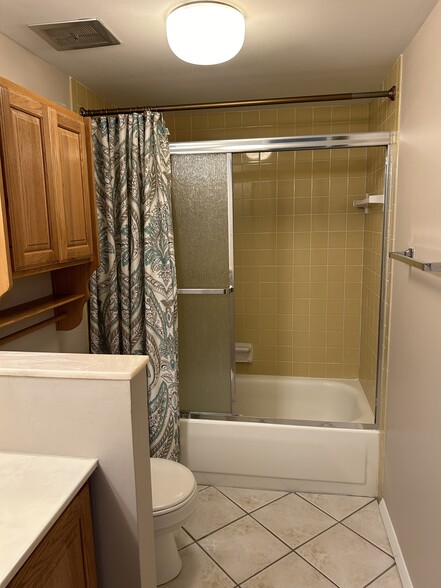 2nd Full Bathroom - 2160 Greentree Rd