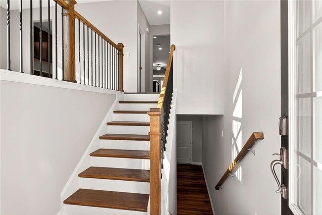 Building Photo - 3960 Redwood Dr