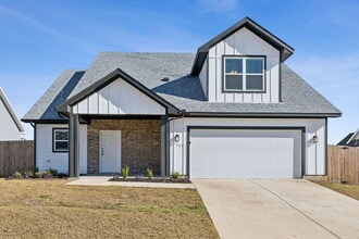 Building Photo - Move-in Special: 50% off second full month...