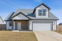 Building Photo - Move-in Special: 50% off second full month...