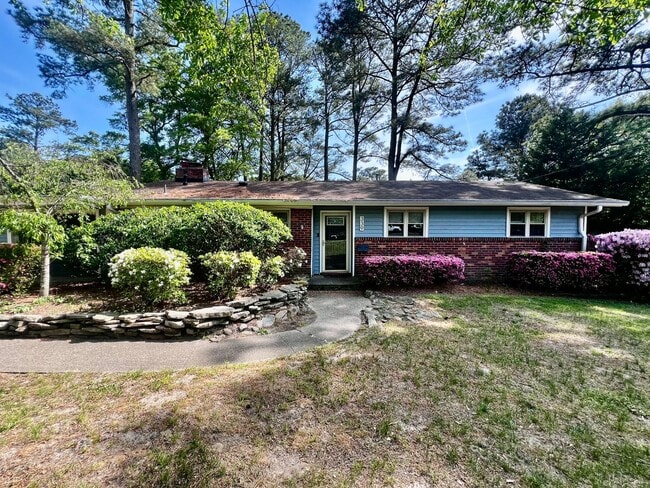 Building Photo - Beautiful waterfront home
